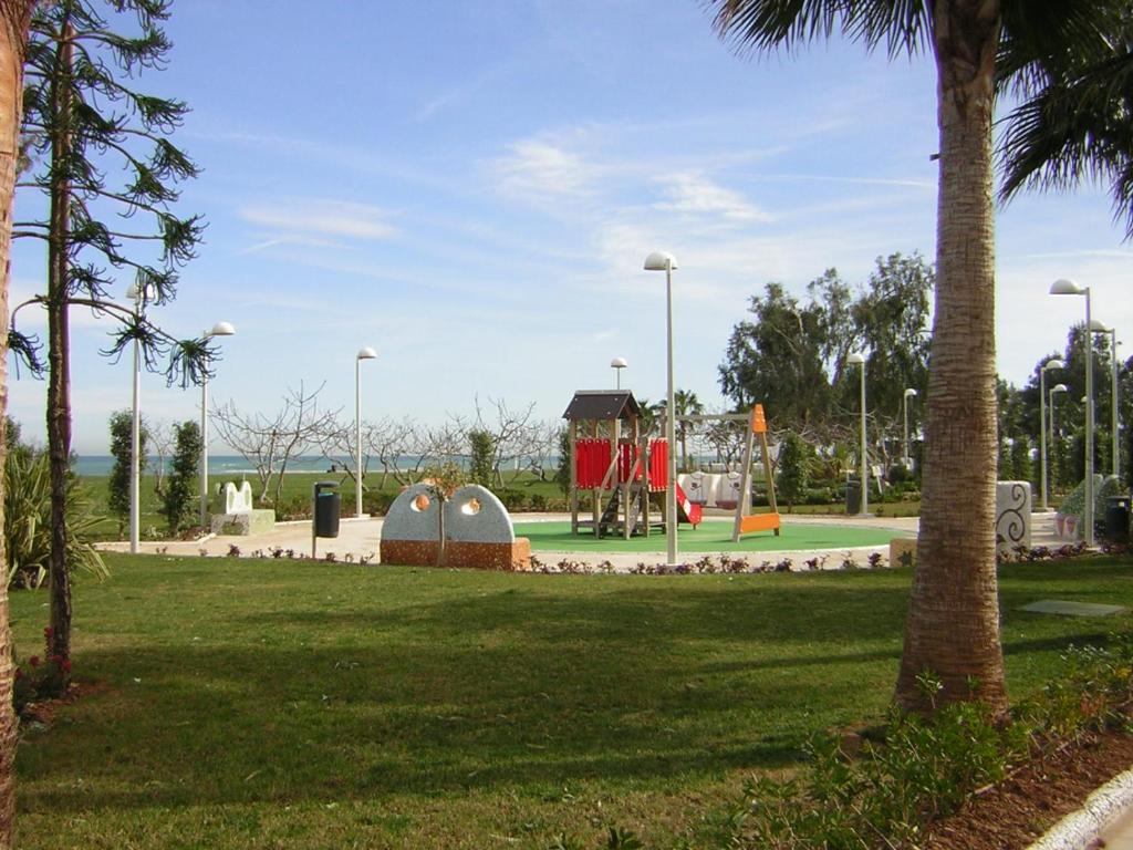 park z placem zabaw i urządzeniami do zabawy w obiekcie Bonito apartamento en Marina D'or [1ra línea de playa] w mieście Oropesa del Mar