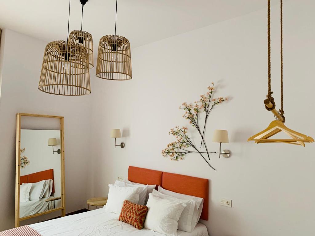 sypialnia z łóżkiem z dwoma klatkami dla ptaków powyżej w obiekcie Sunny Stay Guest Houses w Alicante