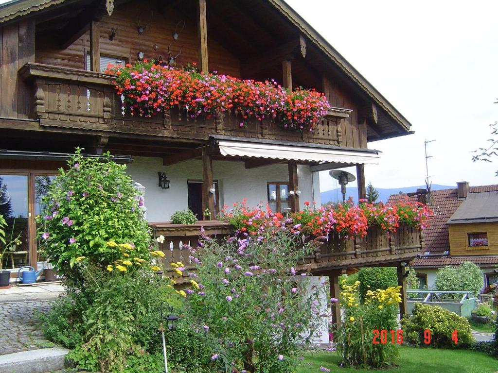 una casa con fioriere su un lato di Ferienwohnung-im-Haus-Christine a Riedlhütte