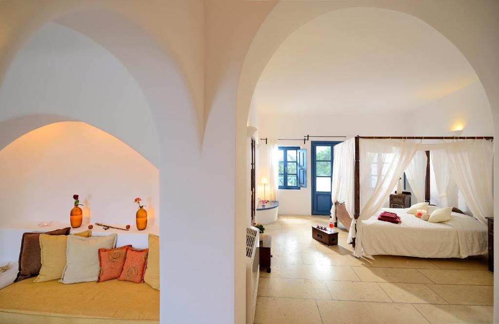 Postel nebo postele na pokoji v ubytování Tamarix Del Mar Suites
