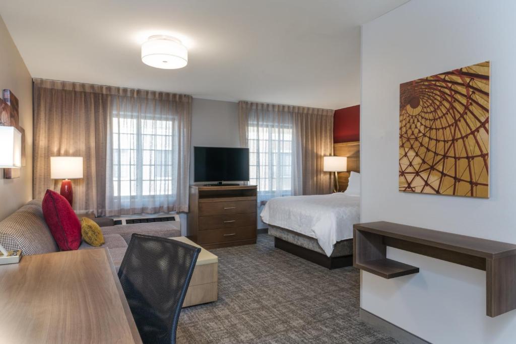 TV a/nebo společenská místnost v ubytování Staybridge Suites Anchorage by IHG