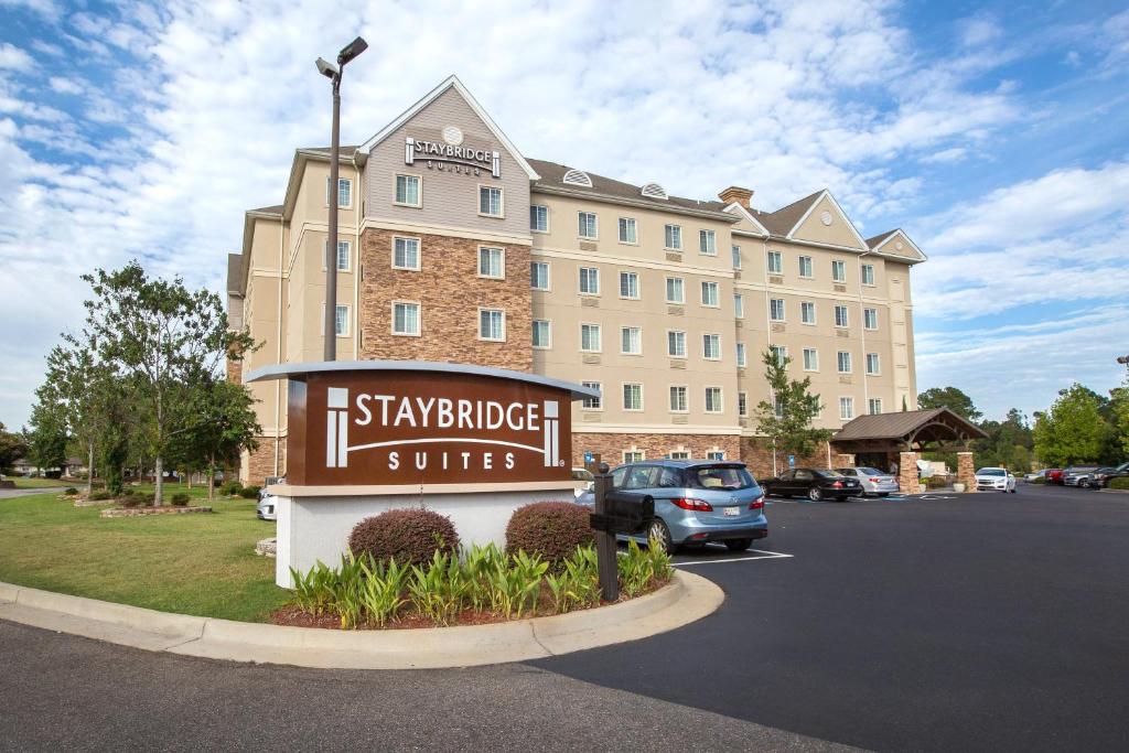 Staybridge Suites Augusta, an IHG Hotel في أوغوستا: فندق فيه لافته امام مواقف السيارات