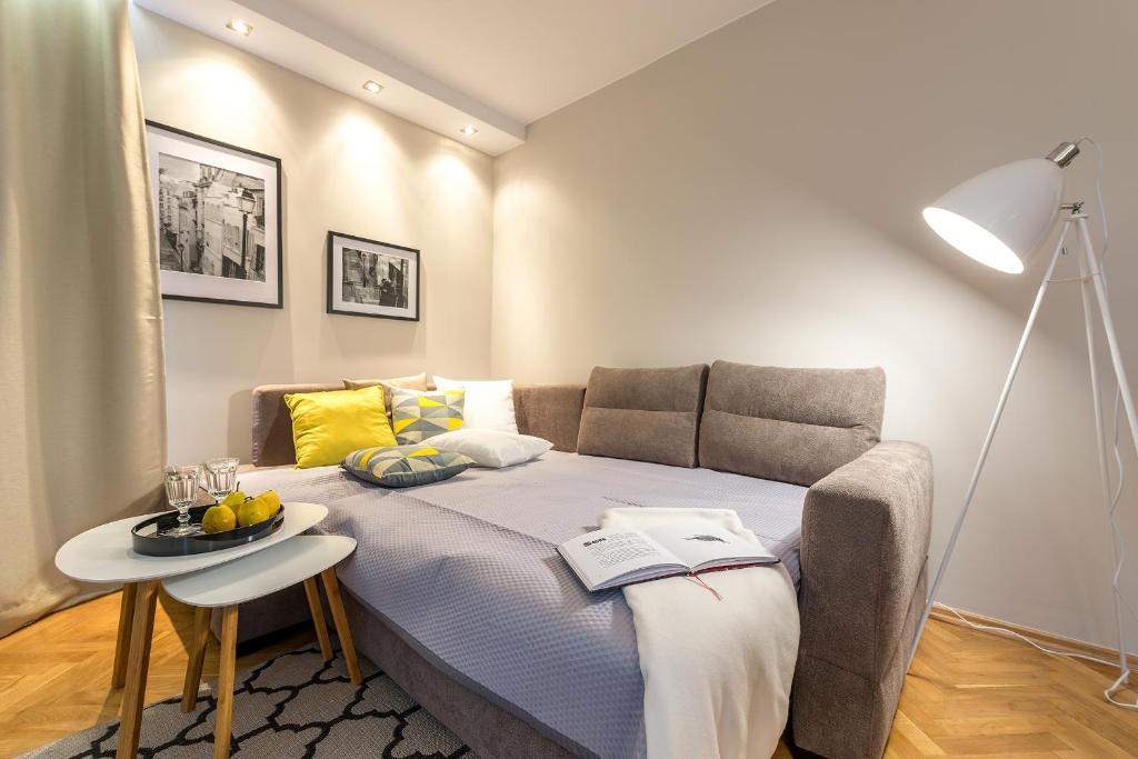 Posteľ alebo postele v izbe v ubytovaní Chmielna 73 P&O Serviced Apartments