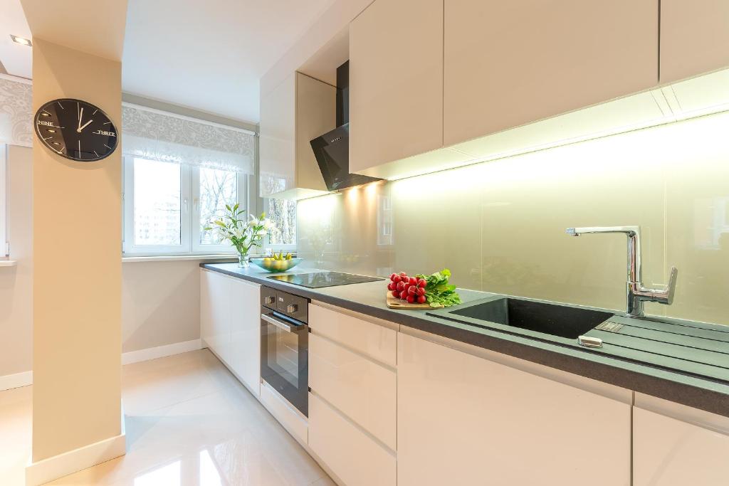 Kuchyňa alebo kuchynka v ubytovaní Chmielna 73 P&O Serviced Apartments