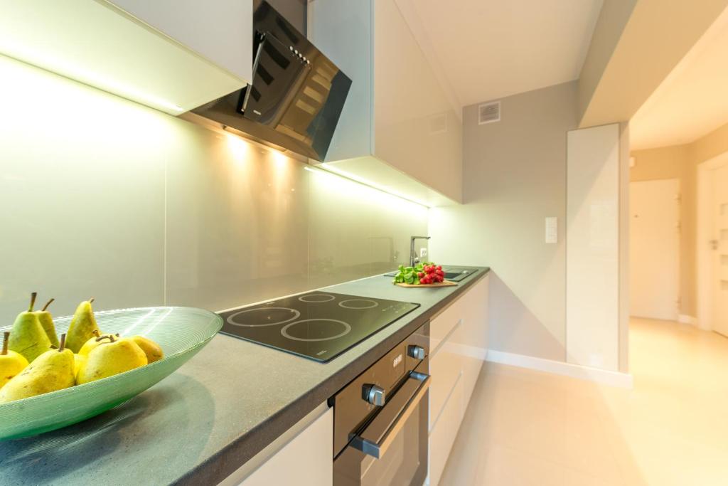 Kuchyňa alebo kuchynka v ubytovaní Chmielna 73 P&O Serviced Apartments