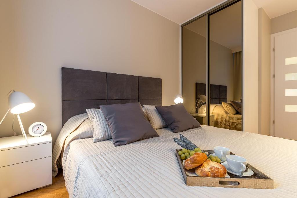 Posteľ alebo postele v izbe v ubytovaní Chmielna 73 P&O Serviced Apartments
