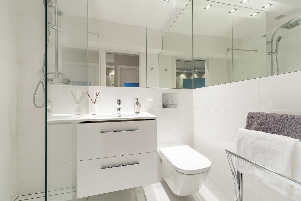 Kúpeľňa v ubytovaní Chmielna 73 P&O Serviced Apartments