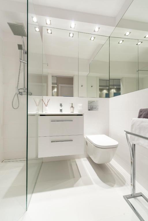 Kúpeľňa v ubytovaní Chmielna 73 P&O Serviced Apartments
