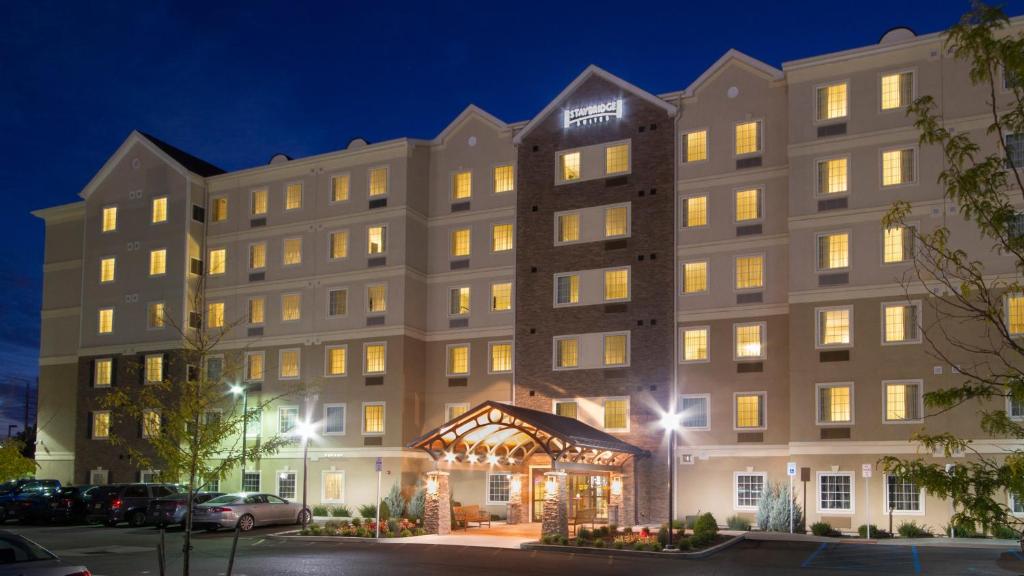 una rappresentazione di un hotel di notte di Staybridge Suites Buffalo-Amherst, an IHG Hotel ad Amherst