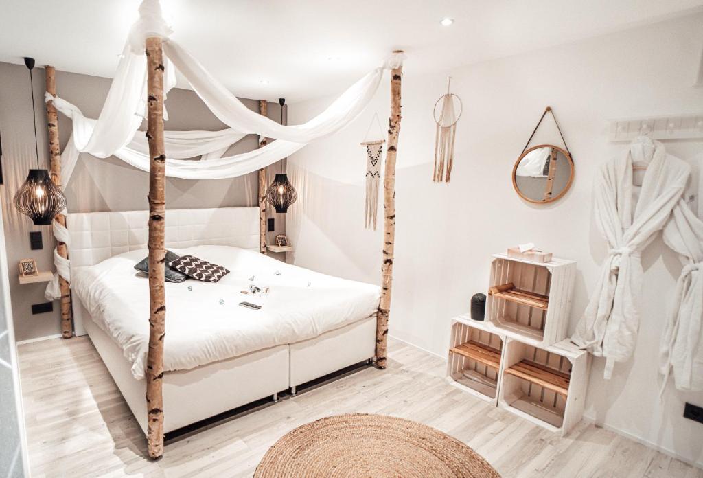 una camera con letto a baldacchino e tappeto di Holiday Home Wonderland with private Spa/Wellness a Ralingen