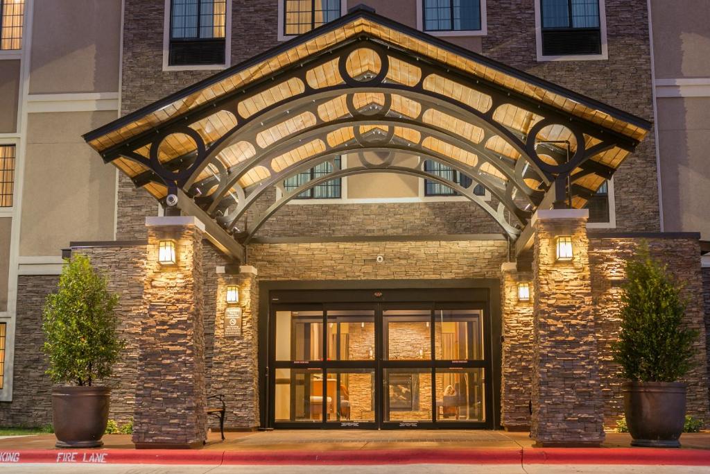 budynek z dużym kamiennym łukiem na nim w obiekcie Staybridge Suites Austin North - Parmer Lane, an IHG Hotel w mieście Austin