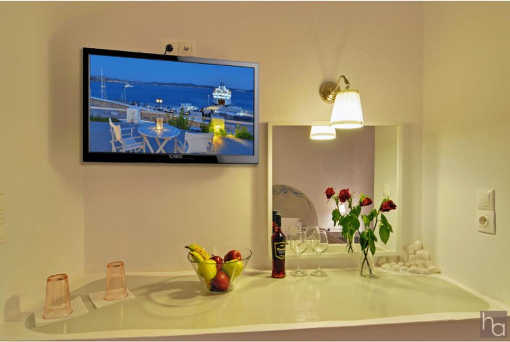 TV a/nebo společenská místnost v ubytování Adamas Hotel