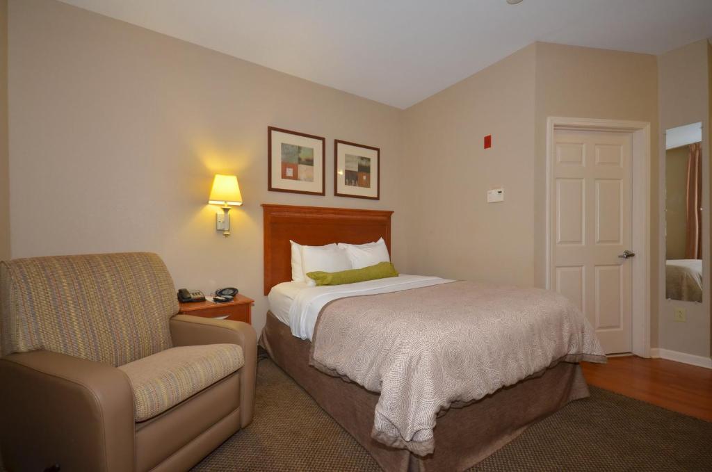 Candlewood Suites Clarksville by IHG - Queen Studio Suite