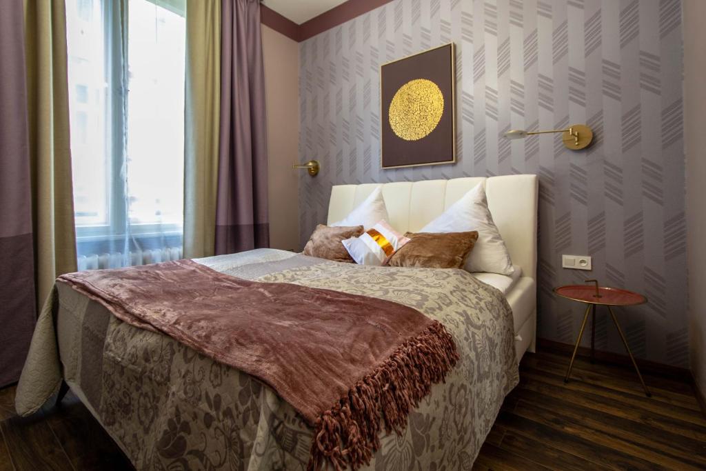 Postel nebo postele na pokoji v ubytování Colorful Day in Prague Design Apartments