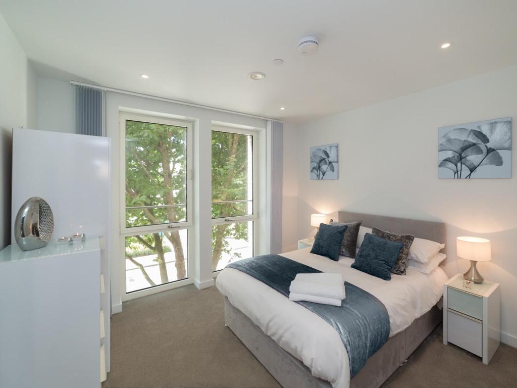 Un dormitorio con una cama grande y una ventana en Deluxe Central London Apartment, en Londres