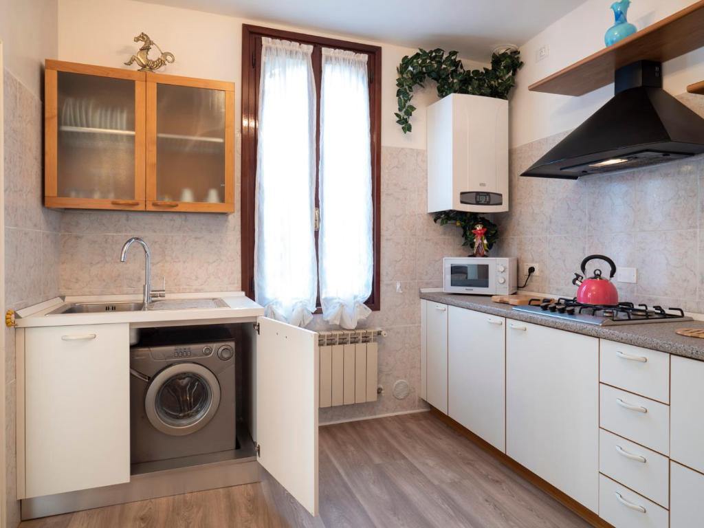 Canal Tron - One-Bedroom Apartment
