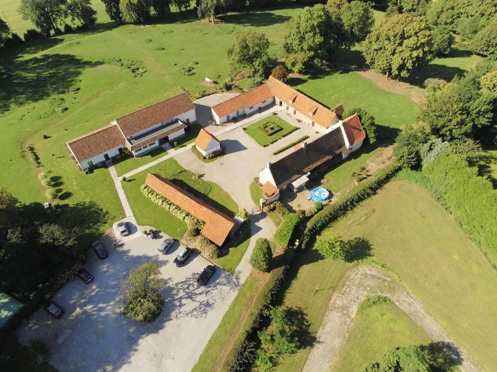 una vista aérea de una casa grande con patio en Hotel Le Clos De La Prairie en Gouy-Saint-André