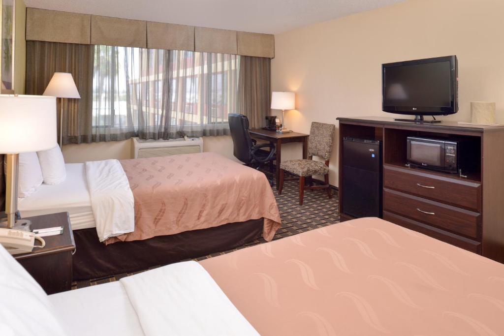 Quality Inn & Suites Montebello - Los Angeles - Habitación Estándar, 2 Camas Dobles, Accesible, Ducha Enrollada, No Fumar