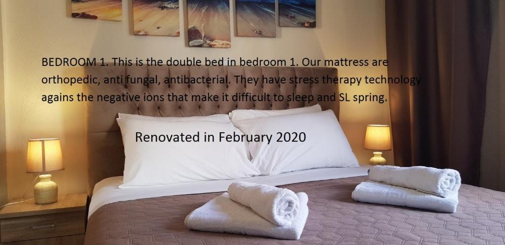 ein Schlafzimmer mit einem Bett mit Handtüchern darauf in der Unterkunft City's Center Lux. Apt.Up 4 persons and BBQ in Kavala