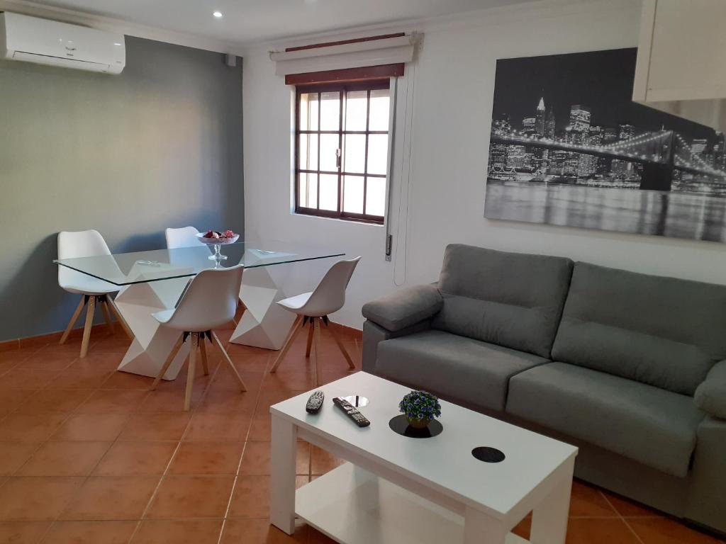 ein Wohnzimmer mit einem Sofa und einem Tisch in der Unterkunft Maré Beach in Monte Gordo