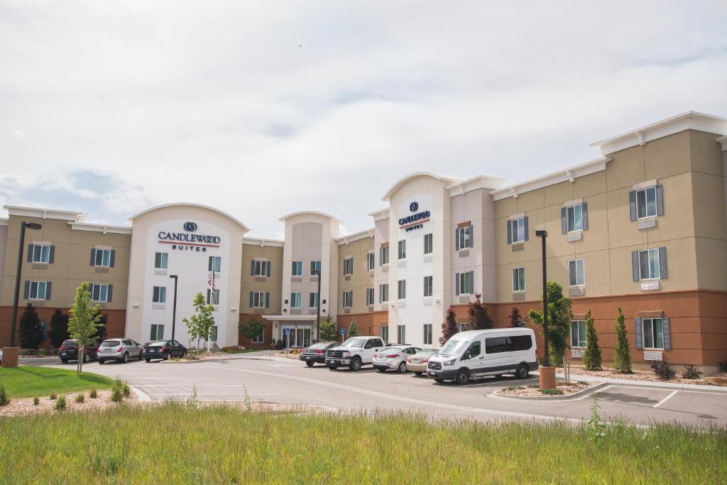 uma vista de um hotel com carros estacionados num parque de estacionamento em Candlewood Suites Fort Collins, an IHG Hotel em Fort Collins