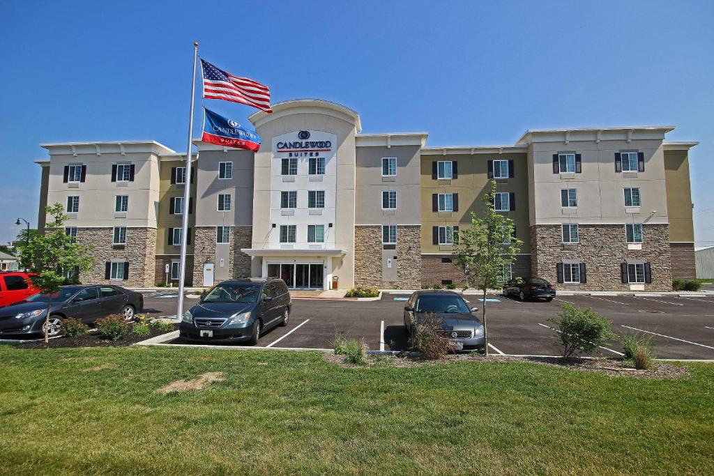 um hotel com carros estacionados num parque de estacionamento em Candlewood Suites Columbus - Grove City, an IHG Hotel em Grove City