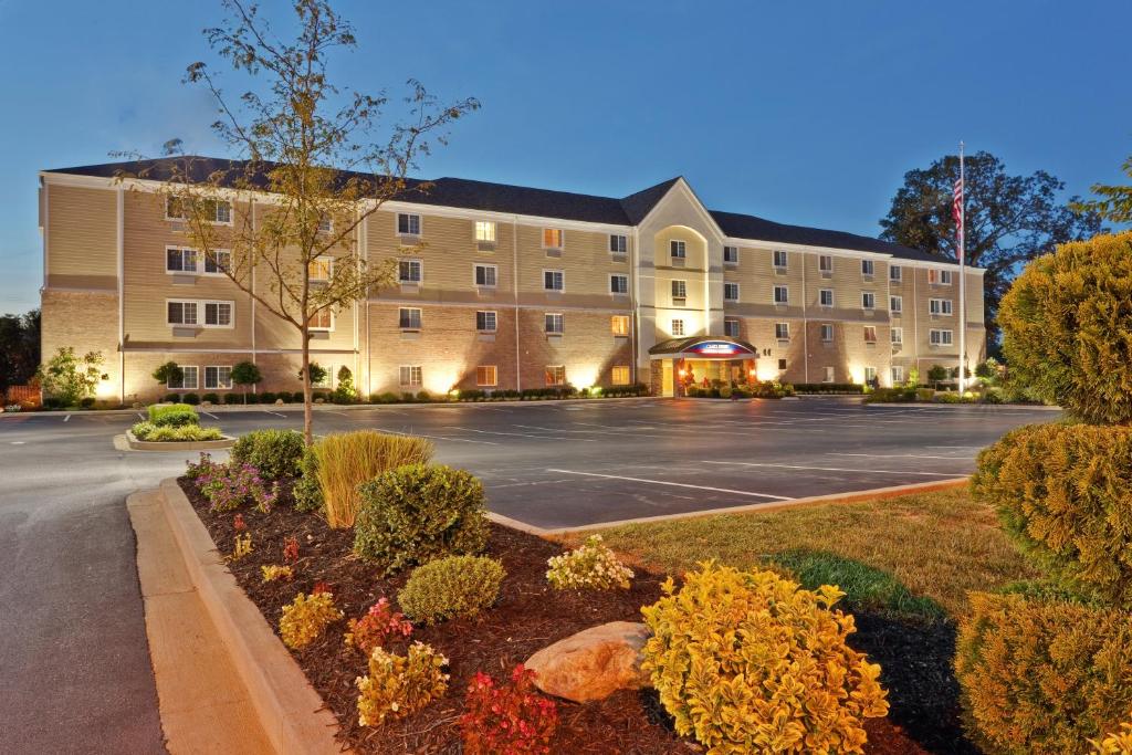 uma prestação de um hotel com estacionamento em Candlewood Suites Bowling Green, an IHG Hotel em Bowling Green