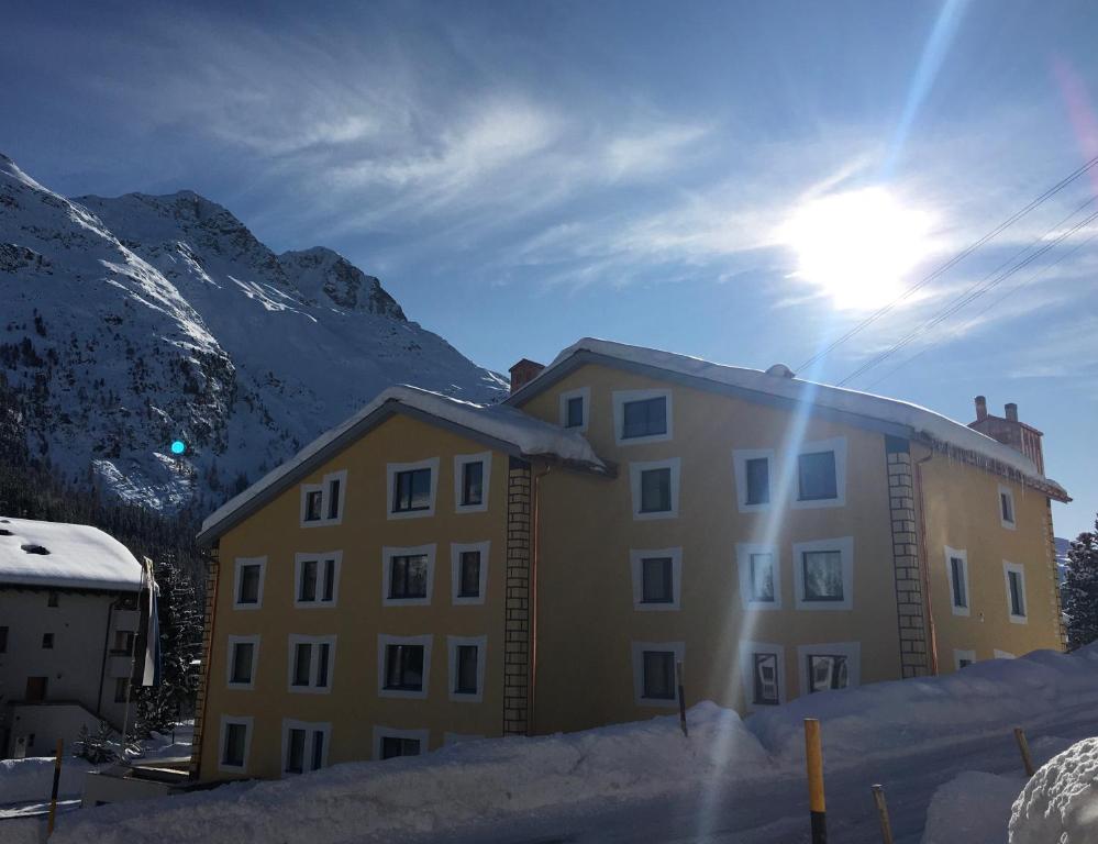 Nespecifikovaný výhled na hory nebo výhled na hory při pohledu z aparthotelu