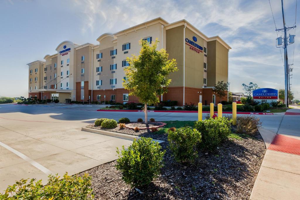 una representación de la parte delantera de un hotel en Candlewood Suites Decatur Medical Center, an IHG Hotel, en Decatur
