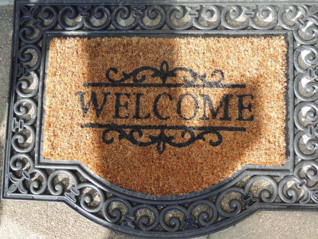 a picture of a welcome sign in a metal frame at Gästehaus Holiday in Witten