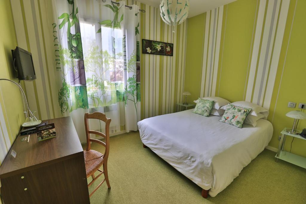 TV a/nebo společenská místnost v ubytování Logis Hotel Des Grands Vins