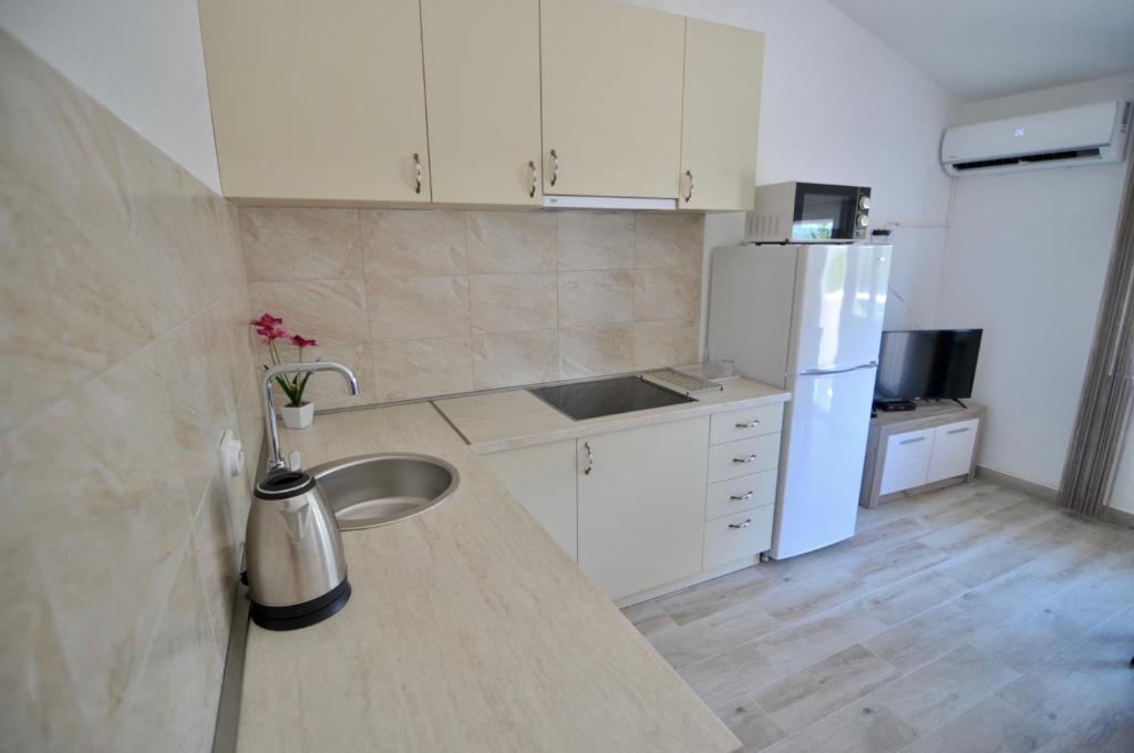 Kuchyň nebo kuchyňský kout v ubytování NEÐO Apartments Brda