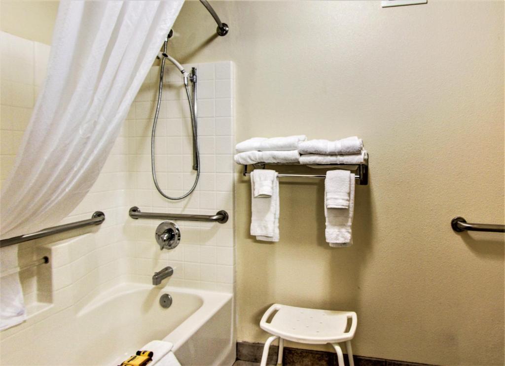 Best Western PLUS Vancouver Mall Drive - 