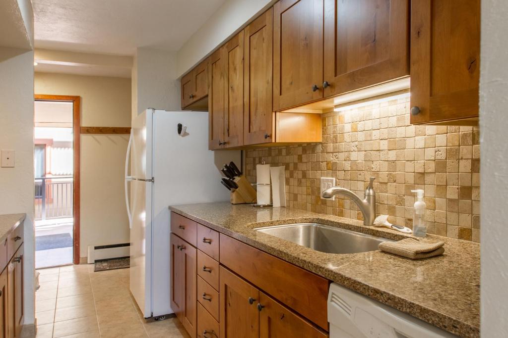 Kuchyň nebo kuchyňský kout v ubytování Breakaway West - Studio, 2,3 Bedrooms by Vail Realty