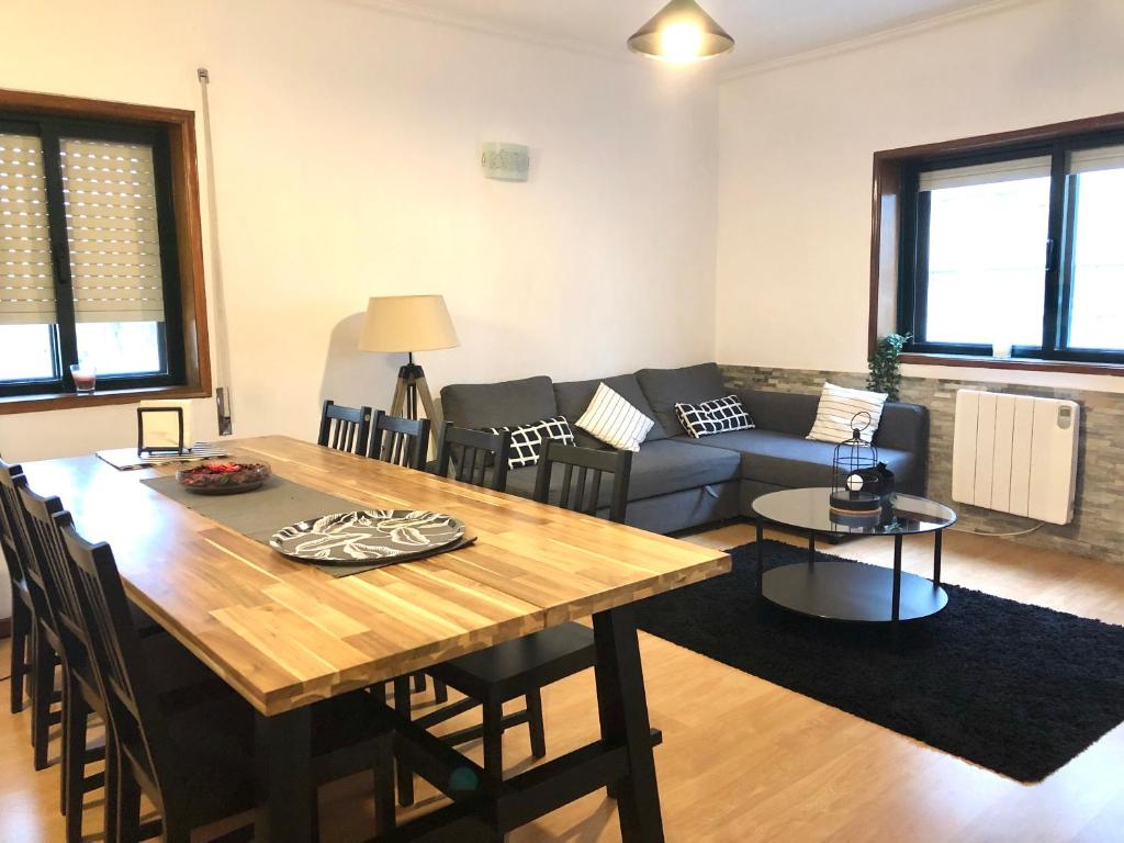 un soggiorno con un tavolo e un divano di Cocooning Appartement a Porto