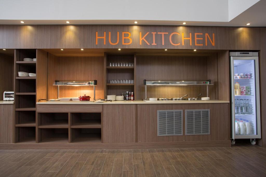 Kuchyň nebo kuchyňský kout v ubytování Staybridge Suites Birmingham by IHG