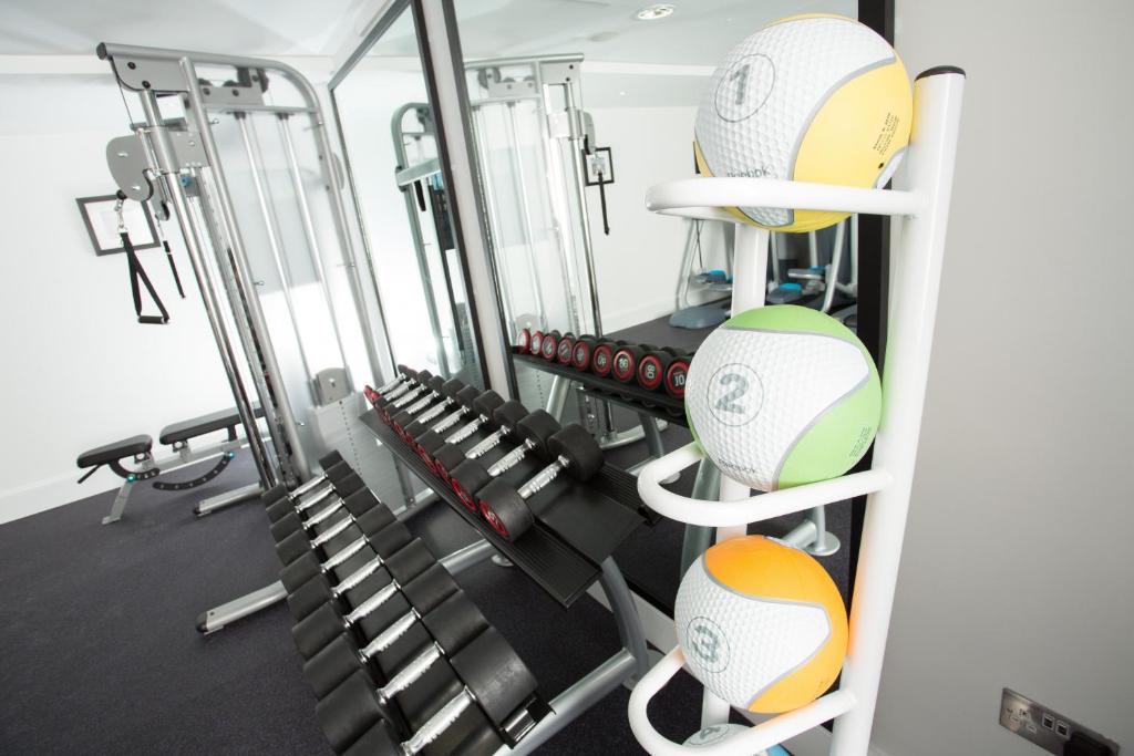 Fitness centrum a/nebo fitness zařízení v ubytování Staybridge Suites Birmingham by IHG