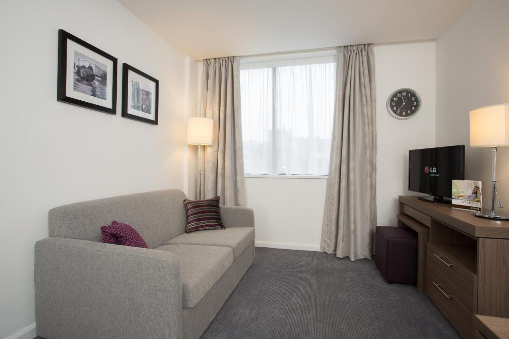 TV a/nebo společenská místnost v ubytování Staybridge Suites Birmingham by IHG