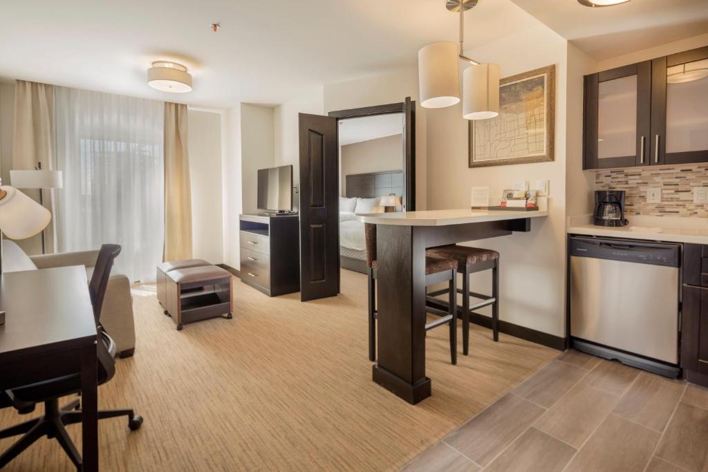 Kuchyň nebo kuchyňský kout v ubytování Staybridge Suites - Irapuato by IHG
