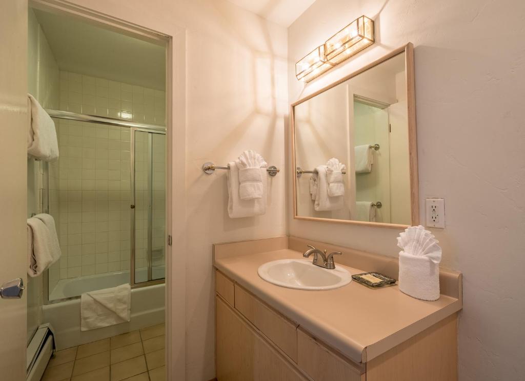 Koupelna v ubytování Breakaway West - Studio, 2,3 Bedrooms by Vail Realty
