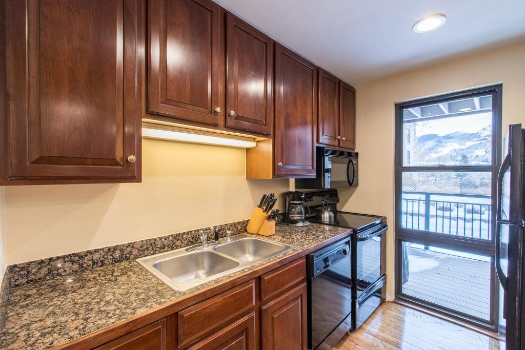 Kuchyň nebo kuchyňský kout v ubytování Breakaway West - Studio, 2,3 Bedrooms by Vail Realty