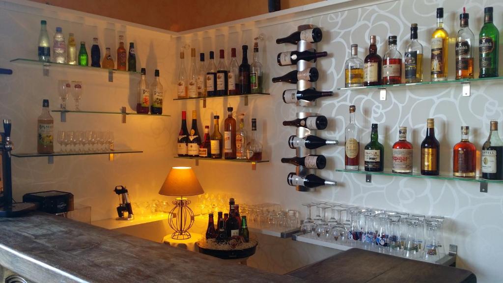 Nápoje v ubytování Logis Hotel Des Grands Vins