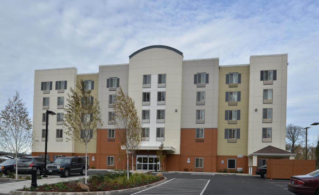 ein Gebäude mit einem Parkplatz davor in der Unterkunft Candlewood Suites Eugene Springfield, an IHG Hotel in Eugene