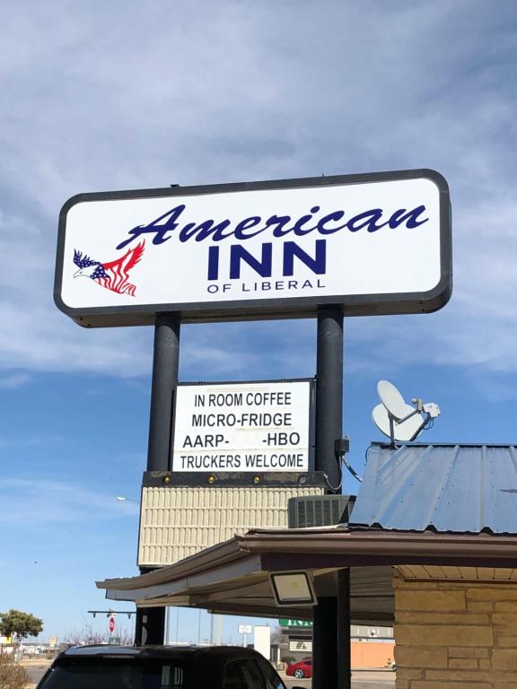 ein Schild für einen amerikanischen Gasthof mit Leberpool in der Unterkunft American Inn Of Liberal in Liberal