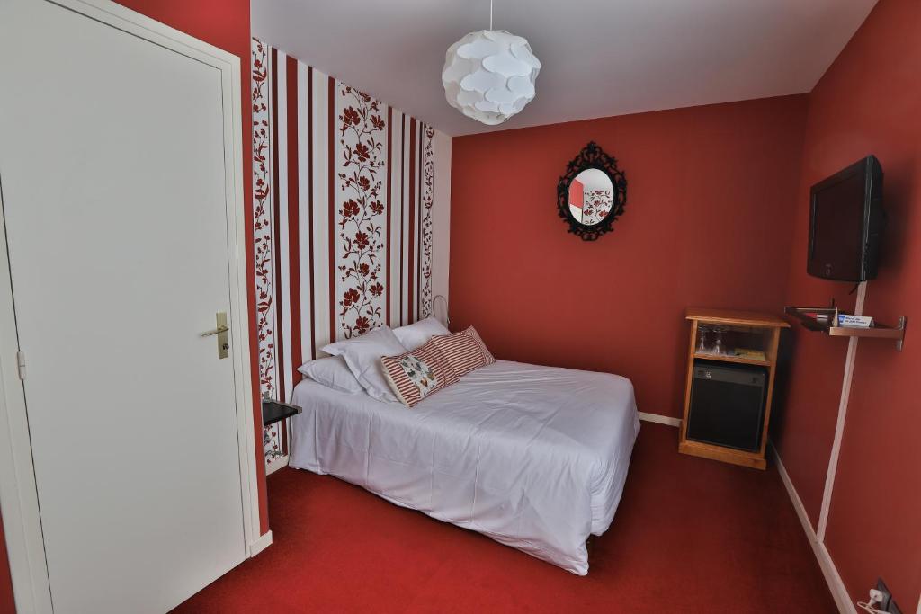 Postel nebo postele na pokoji v ubytování Logis Hotel Des Grands Vins