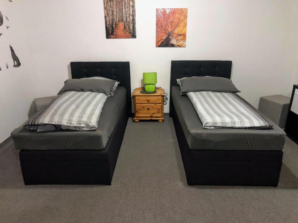2 Betten nebeneinander in einem Zimmer in der Unterkunft Messezimmer 4 u 2 in Düsseldorf