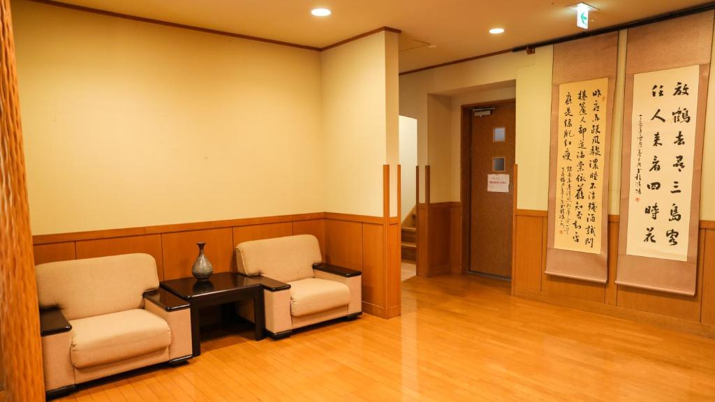 Un lugar para sentarse en Ajisai Onsen Ryokan - Award Winning Private Open Air Onsen
