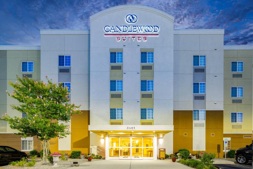 wykonanie przedniej części hotelu w obiekcie Candlewood Suites New Bern, an IHG Hotel w mieście New Bern