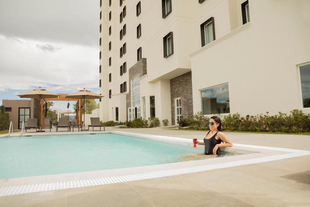 Bazén v ubytování Staybridge Suites Silao by IHG nebo v jeho okolí