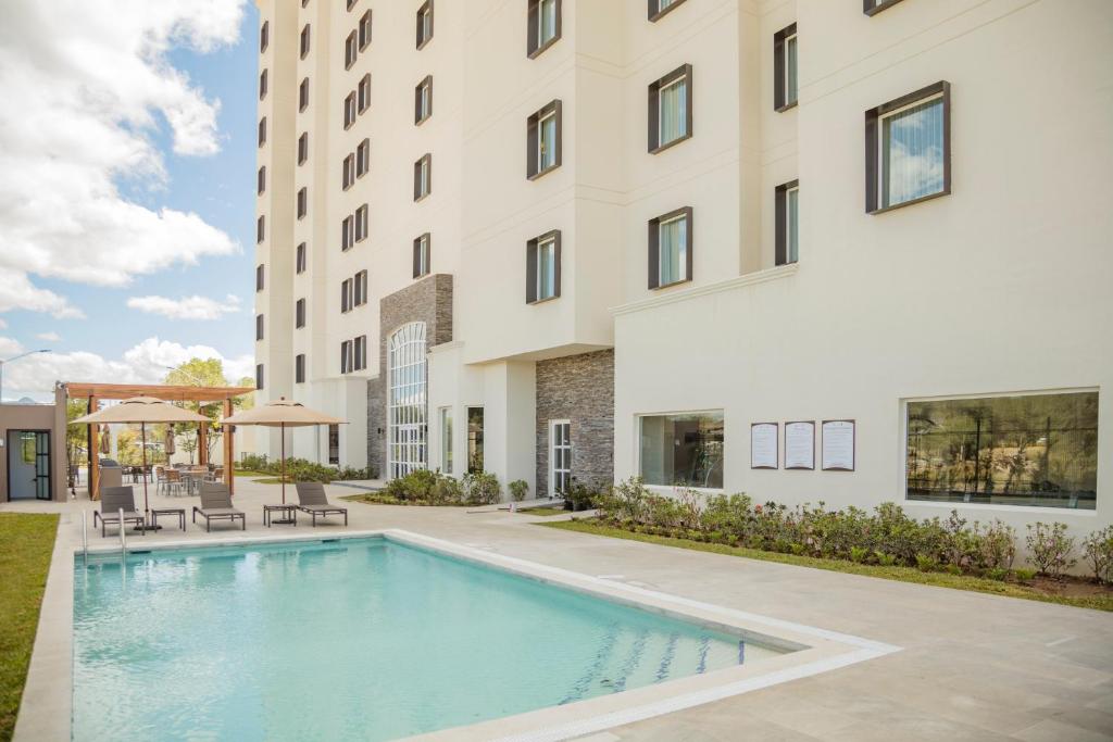 Bazén v ubytování Staybridge Suites Silao by IHG nebo v jeho okolí